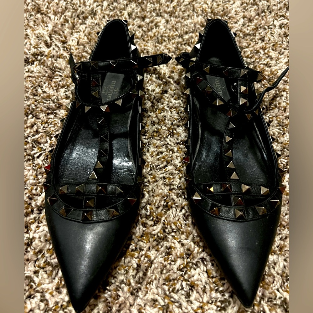 Preowned Size 38.5 Valentino rock stud t strap flats.